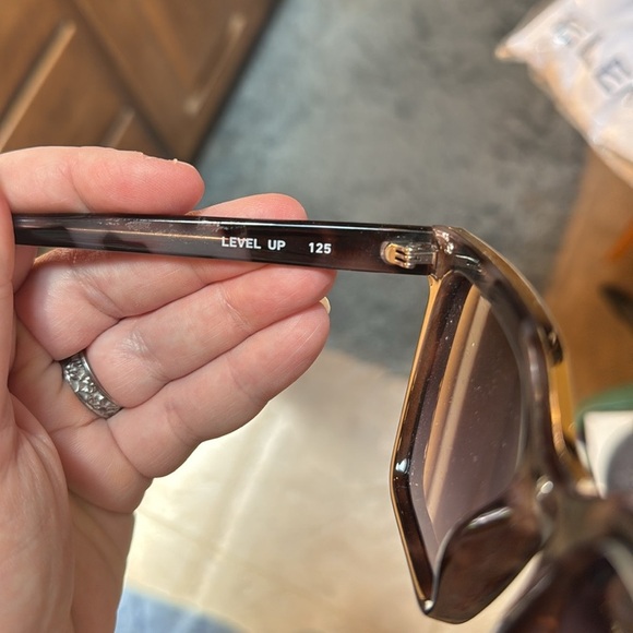 QUAY Level Up Tortoise Shell Good Frame Square Sunglasses Smoke Taupe Polarized - Picture 6 of 7